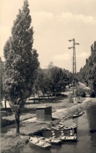 Der Bootsanleger neben der Saalebrücke